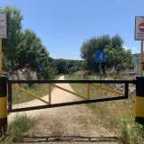 A un certo punto rallentiamo per la presenza di un basso cancello e soprattutto di due segnali contraddittori: uno indica il divieto d'accesso per via dell�inizio di una propriet� privata...